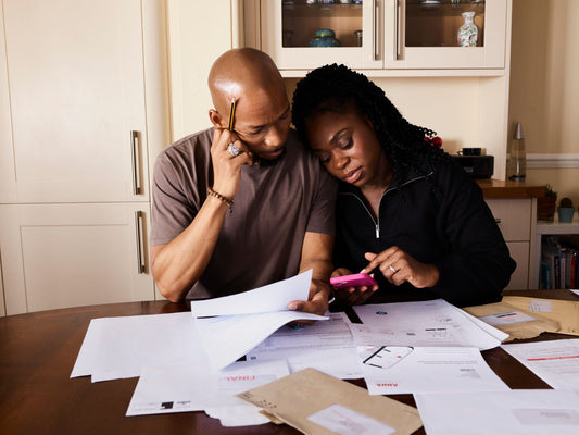 Parents qui planifient le budget de leur bébé