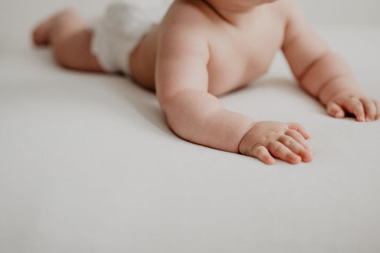 Bébé qui se retourne sur le tapis