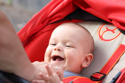 Bébé qui rit avec ses parents