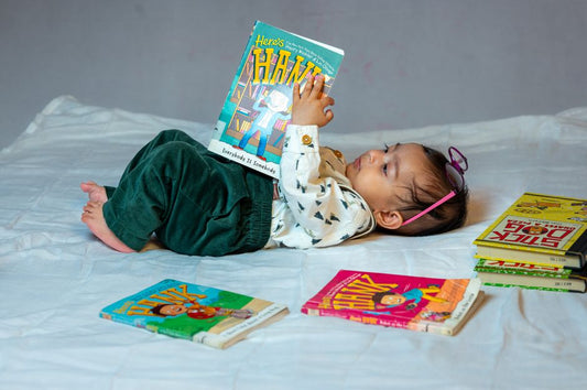 Bambin regardant un livre