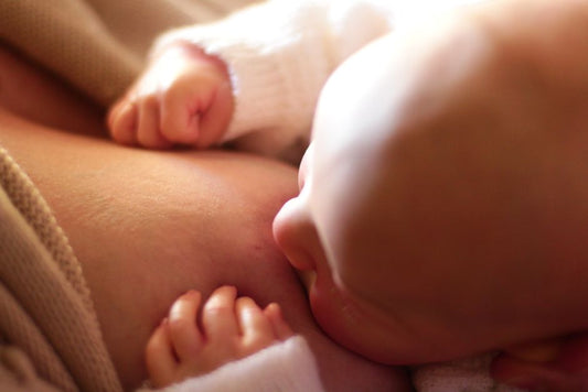 Bébé de 5 mois allaité