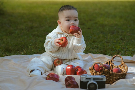 Bébé qui mange une compote de pomme