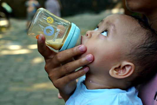 Bébé qui boit de l'eau