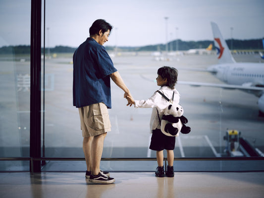 Famille en voyage avec leur bébé