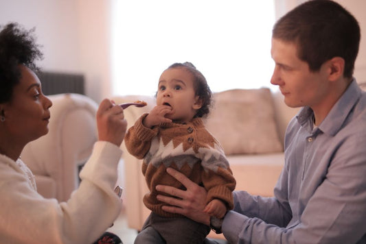 Bébé qui découvre la cuillère