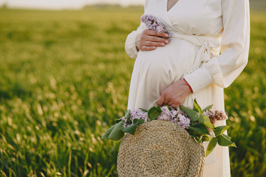 Future maman touche son ventre arrondi