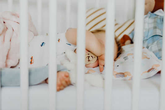 Bébé de 12 mois qui dort paisiblement