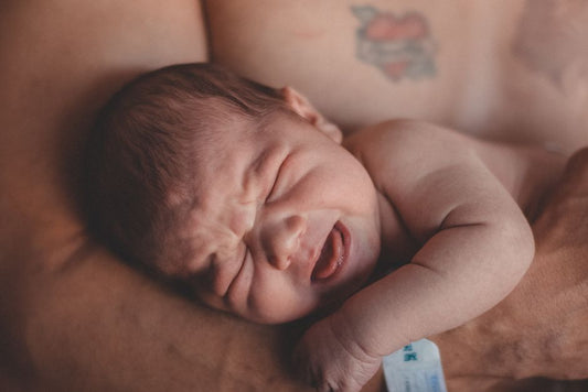 Parent réconforte un nouveau-né qui pleure
