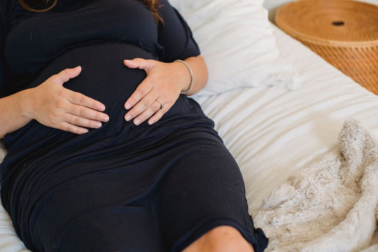 Future maman à 37 SA, ventre engagé