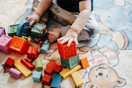 Bambin manipulant des jouets