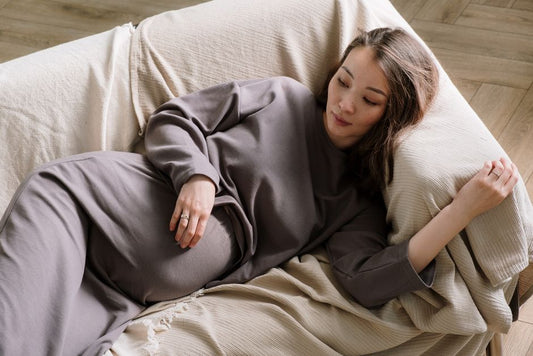 Future maman à 38 SA qui patiente à la maison