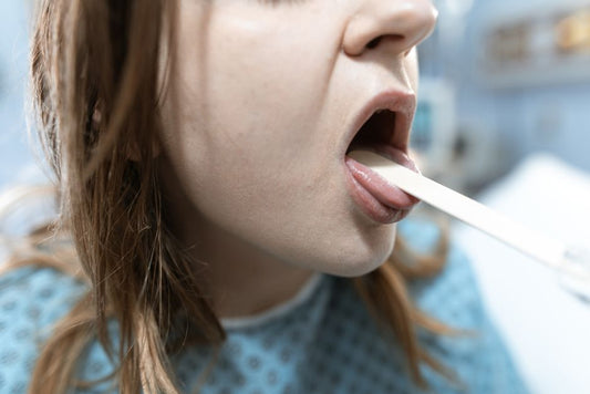 Examen buccal d'un bébé