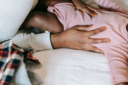 Jeune maman fatiguée avec son bébé