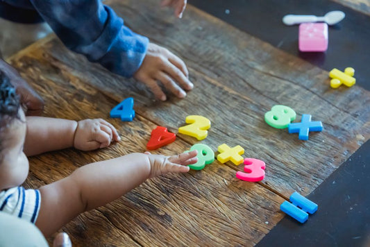 Bébé de 4 mois regarde jouets colorés