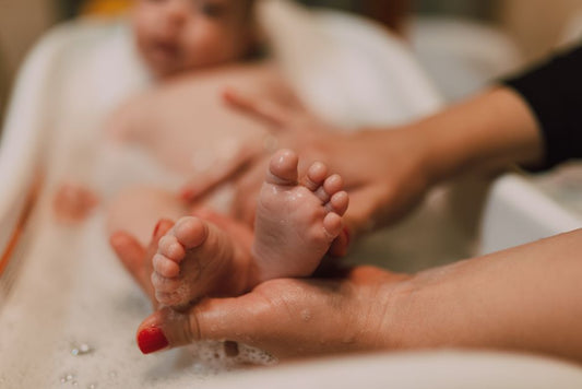Premier bain d'un nouveau-né