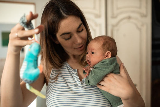 Bébé de 4 mois avec anneau de dentition