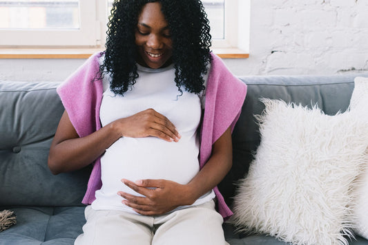 Future maman ressent les premiers mouvements de bébé