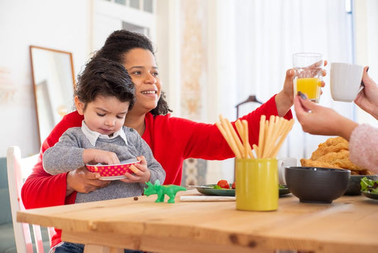 Bébé qui mange en famille des aliments adultes