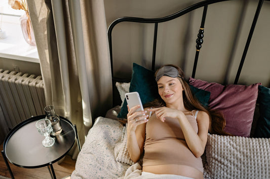 Future maman qui dort avec un coussin de grossesse