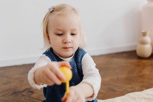 Bébé qui saisit un jouet