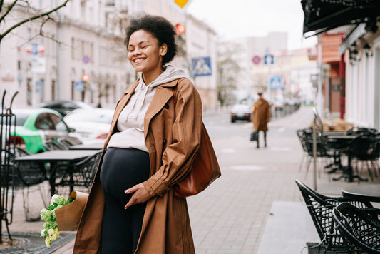Future maman sereine en promenade