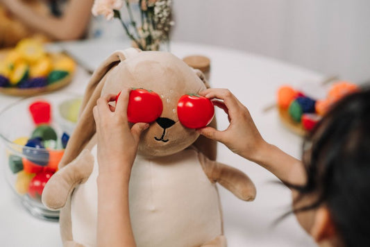 Bambin en jeu d'imitation