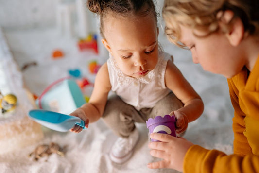 Bébé en crèche jouant avec d'autres enfants