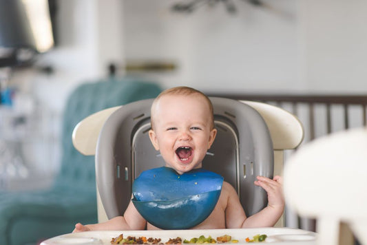 Bébé qui mange des petits morceaux